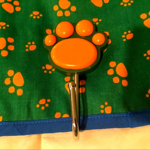 *3/$20* PLENTIFUL PAWS TOWEL & HOOK SET. TERRY ON REVERSE SIDE TO WIPE YOUR DOG. - Picture 4 of 5